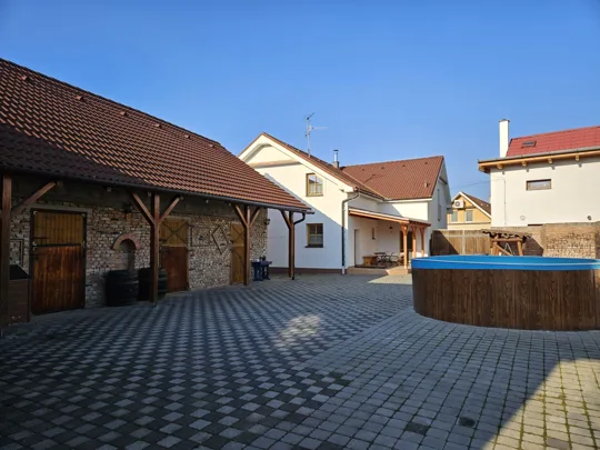 Slunný dvůr Chalupy Přítluky s bazénem